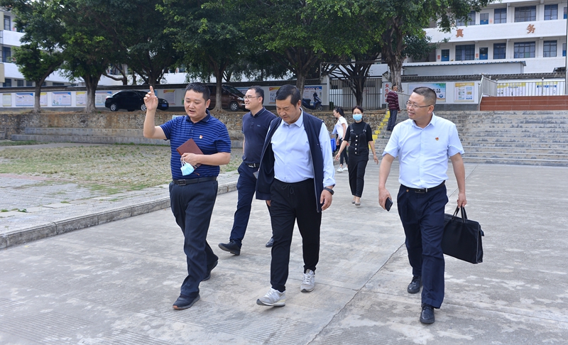 字清华到云县民族中学调研复教复学准备情况